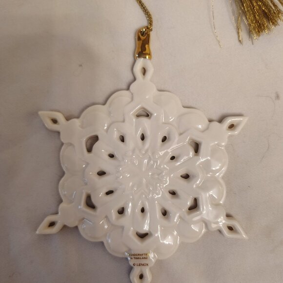 LENOX 2005 Annual Gemmed Snowflake Ornament - Picture 4 of 8